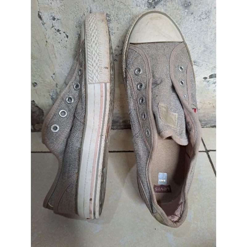 sepatu slip on levis