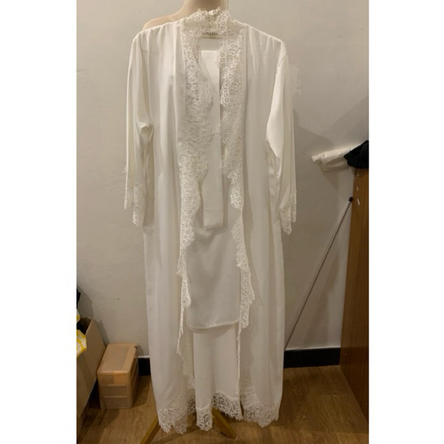 PRELOVED WEDDING ROBE
