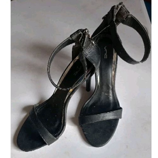 PRELOVED SEPATU HEELS VNC ORI