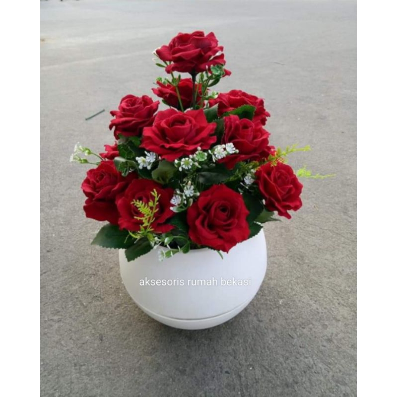 BUKET BUNGA SUDUT MAWAR BELUDRU DENGAN POT BOLA JUMBO