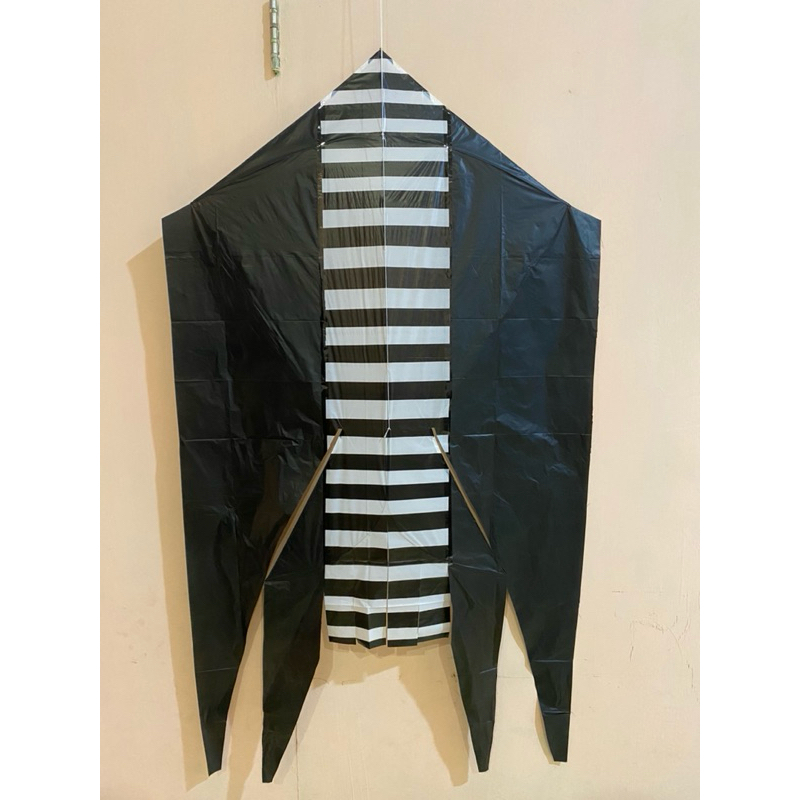 Layangan Plastik Bentuk Roket Roketan / Pesawat / Ikan