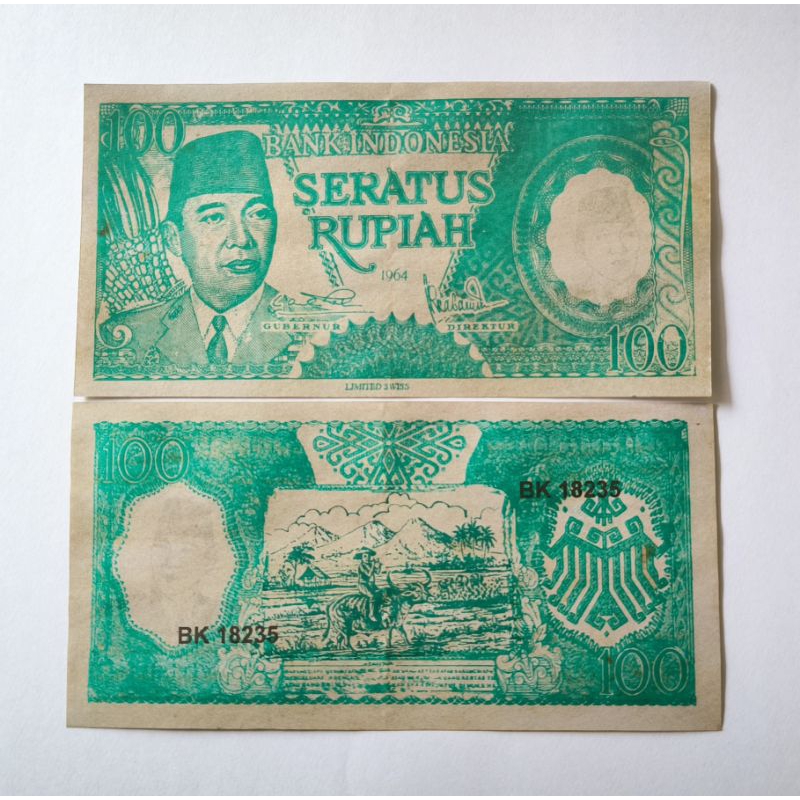 uang souvenir sukarno melengkung pecahan 100 rupiah tahun 1964 gambar petani bajak sawah model kuno 