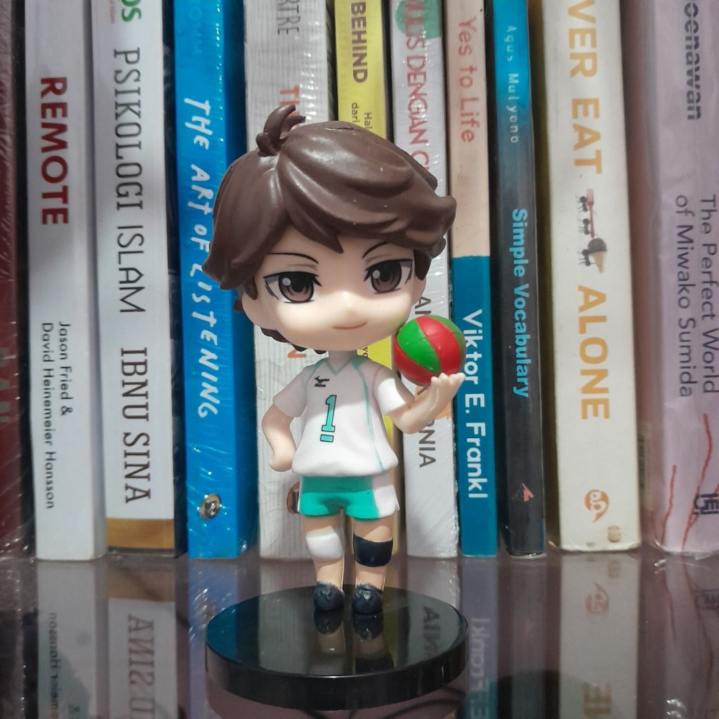 Figure Haikyuu Toru Oikawa Voli Pegang Bola