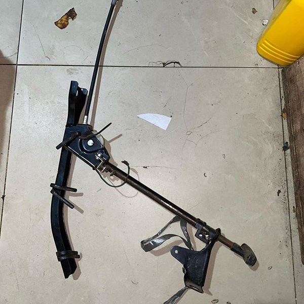 Tuas tarikan rem tangan L300