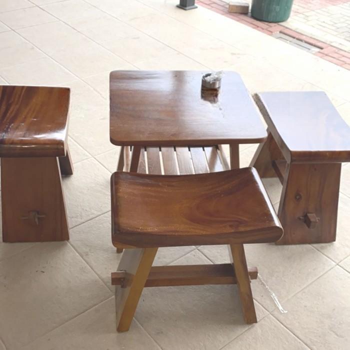 Set Meja Makan Cafe Minimalis dengan Kursi Teras Kayu - Curve Stool -Kursi Lengkung