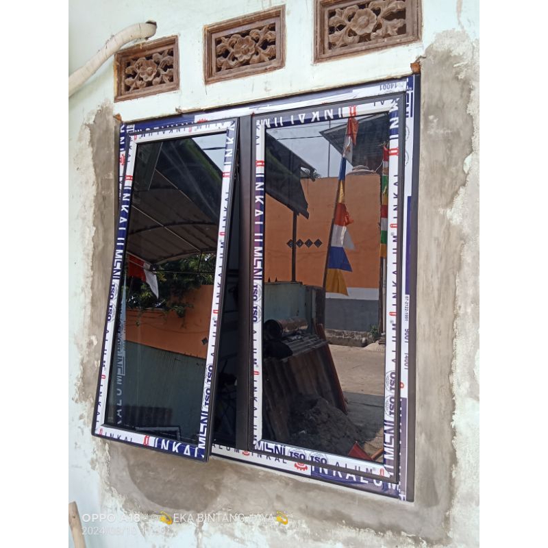 Jendela aluminium kaca model gandeng jungkit atas