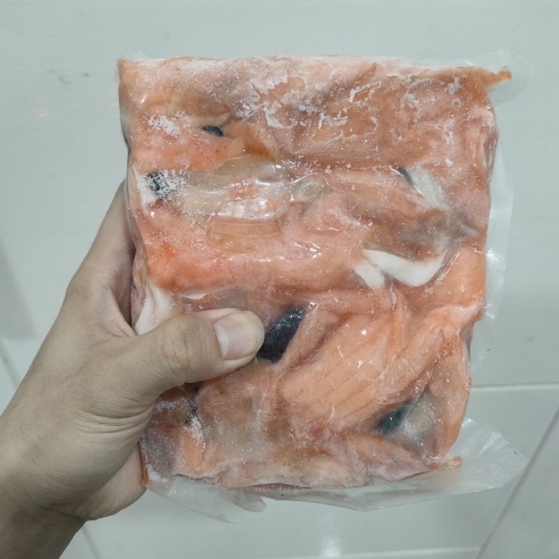 

Tetelan Salmon Skin On Bone On kemasan 1kg