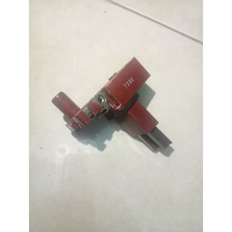 holder brush dinamo alternator ac bus bis denso 85a/24v(lihat gambar perbedaan ori dan persamaan)