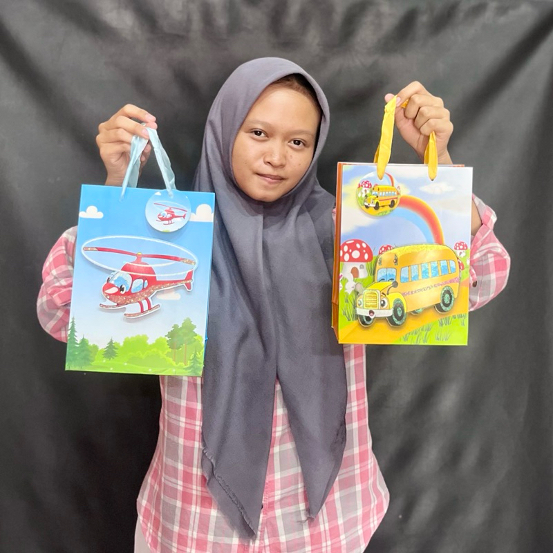 

Paper Bag premium tayo pesawat bus gambar 3D Bingkisan Kado ukuran sedang paperbag tote bag goodiebag kurnia kado