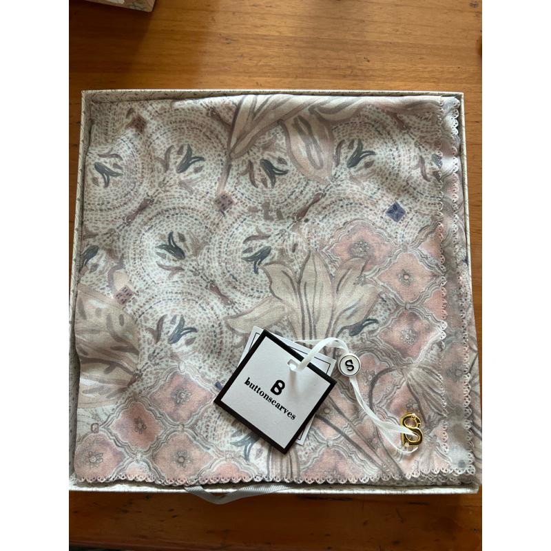 Buttonscarves Maharani square Safed