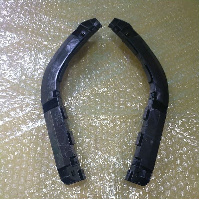 Bracket bumper depan mobil toyota innova 2006