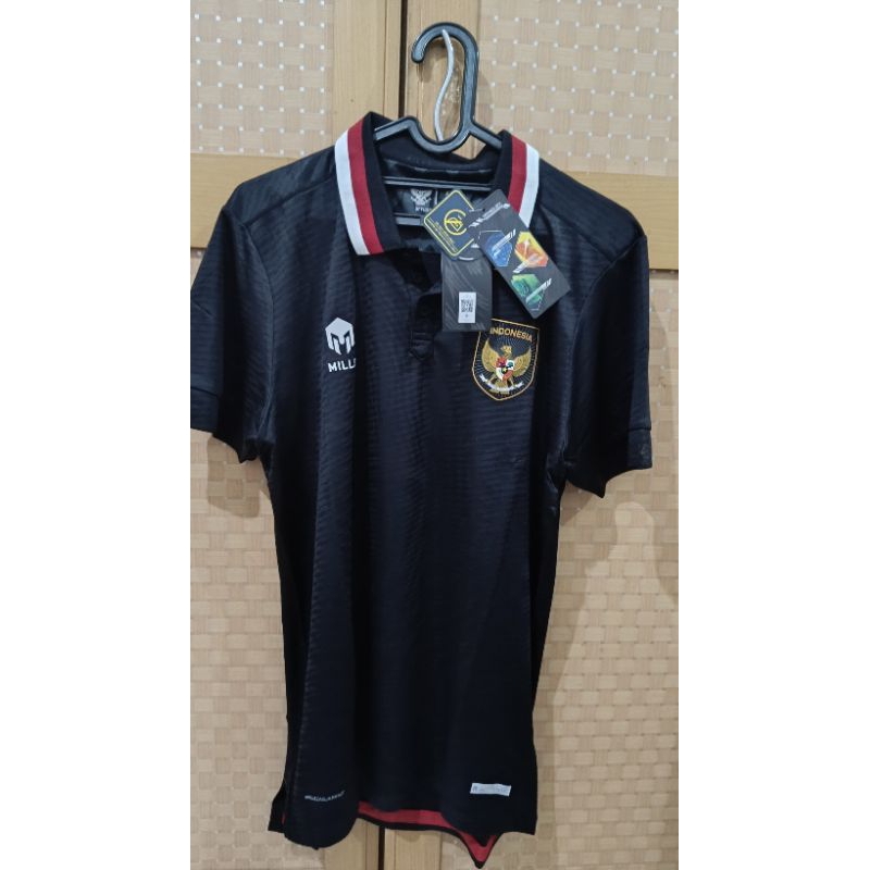 Jersey timnas mills third player issue