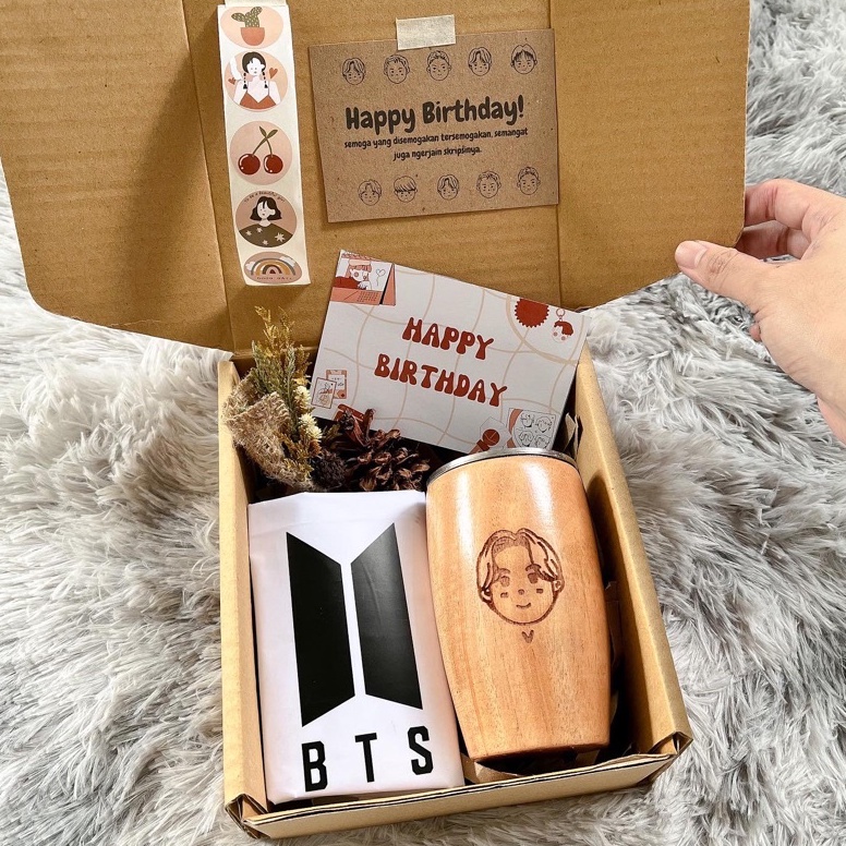 

READYV Hampers BTS FREE UKIR GRAFIR NAMA parcel lebaran hampers lebaran Kado Pernikahan Hampers Wedding Kado Ultah Kado Wisuda Hadiah Aesthetic Hampers Ultah Hampers Unik Wedding Gift Kado Birthday Kado natal Parcel Kado Leb