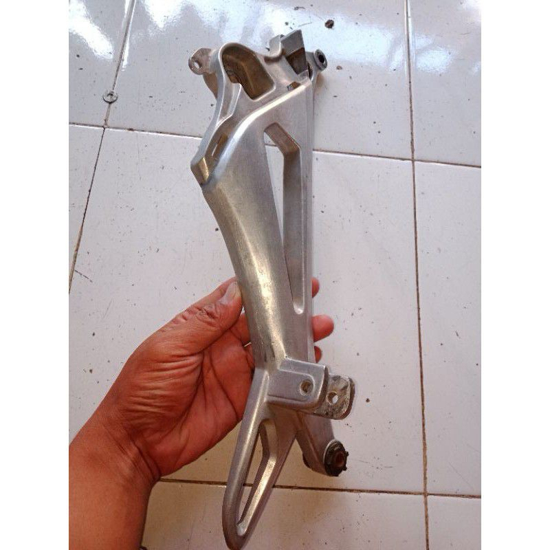 foot step step pijakan kaki Belakang bagian kanan Supra X125 non cakram Revo lama orisinil