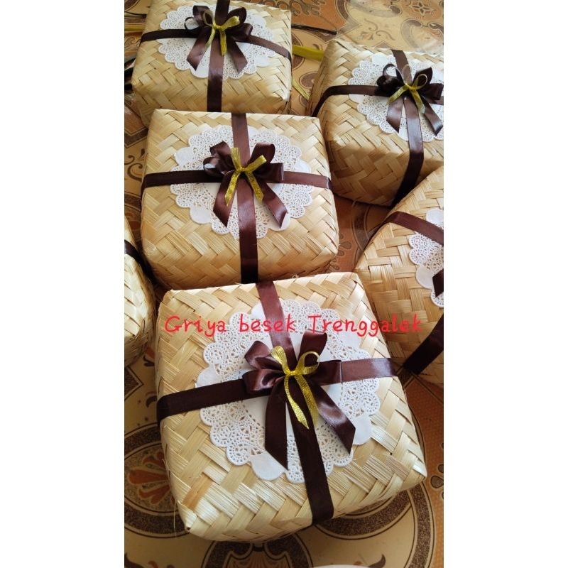 Besek bambu 20x20 kombinasi pita