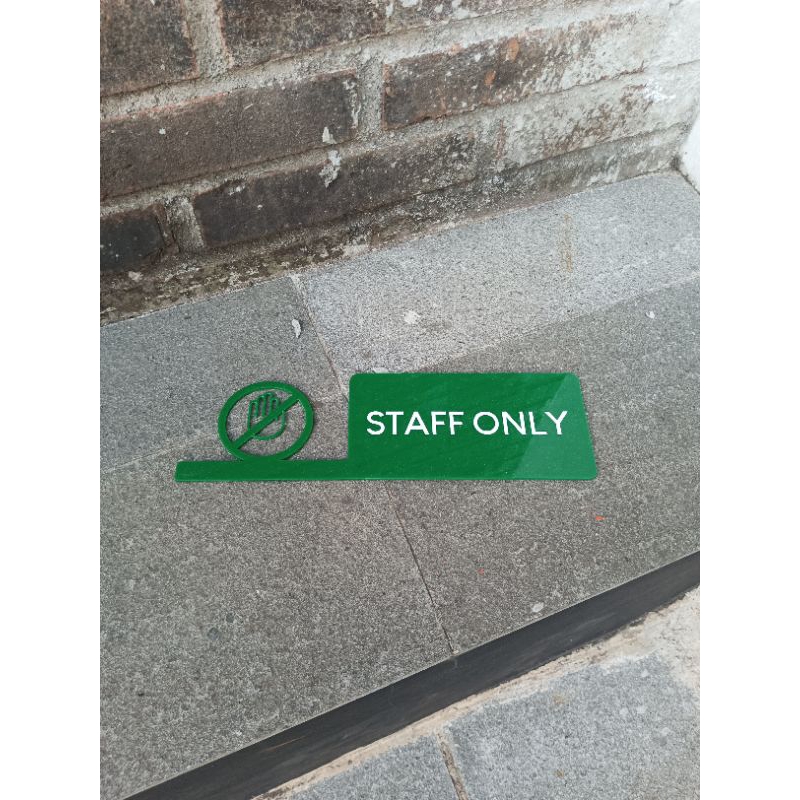 signage akrilik / STAFF ONLY / hijau