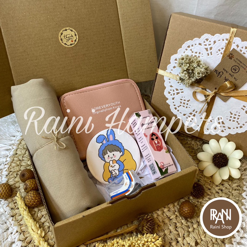 

Gift Box Hijab Dompet dan Parfum Hampers Hijab Bella Square - Hampers Aesthetic - Kado Untuk Cewek - Kado Ultah/Graduation/Anniversary/Wedding/Ulang Tahun