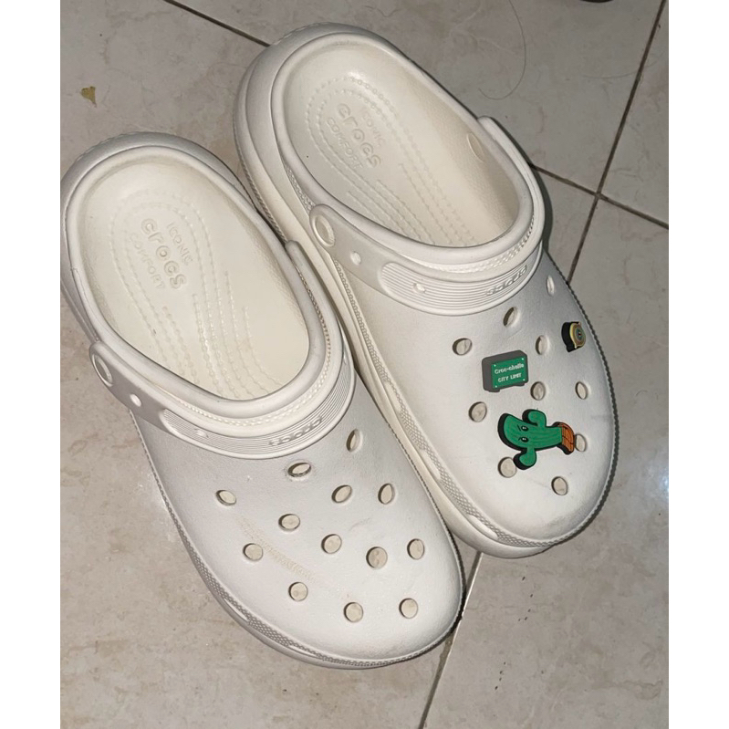 PRELOVED CROCS