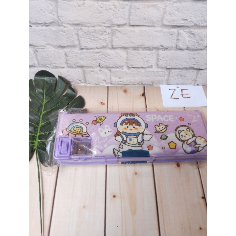 

Tepak Magnet Plus Rautan Tempat Pensil