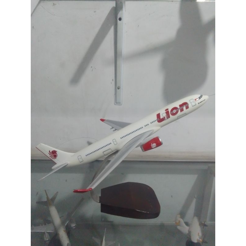 Diecast Lion Air Airbus A330-300 with Stand Scale 1:72 Full Fiberglass