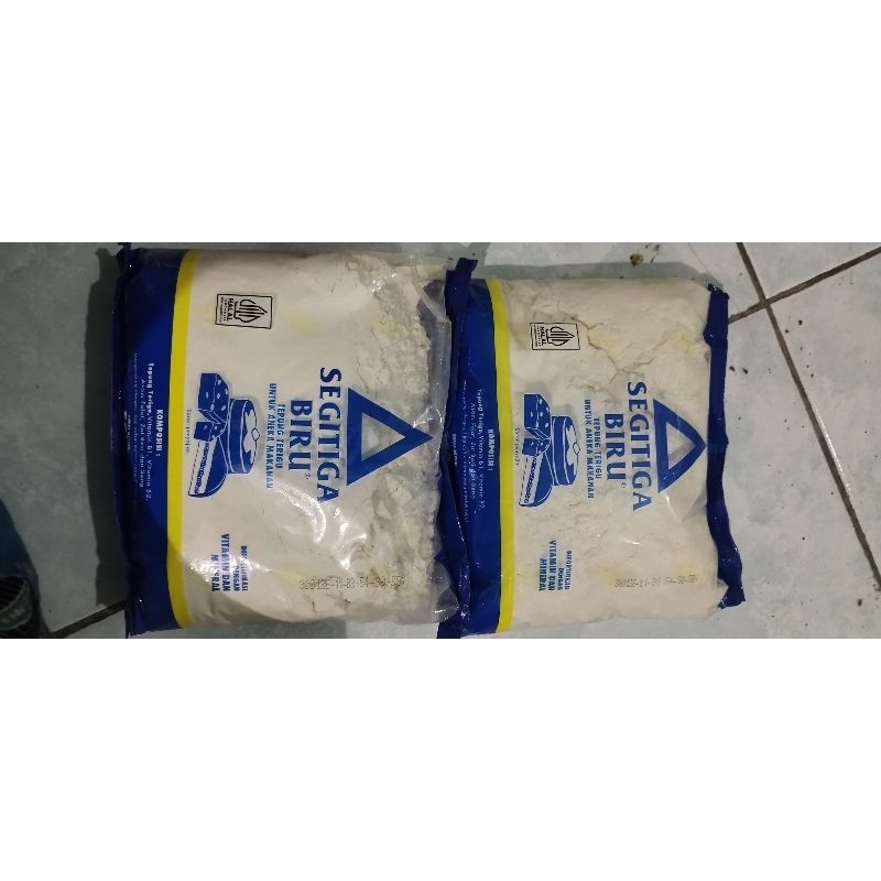 

Tepung segitiga biru 500grm