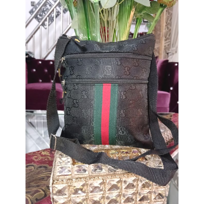 Gucci ala ala /tas sling keren internasional nan menawan tas second super branded/Size P .19Cm  X  T