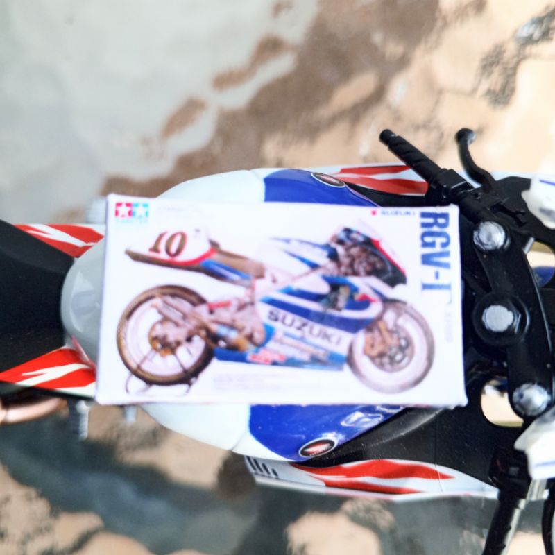 Miniatur kardus Tamiya 1:12 Suzuki RGV Gamma 1999 Kenny Roberts Jr