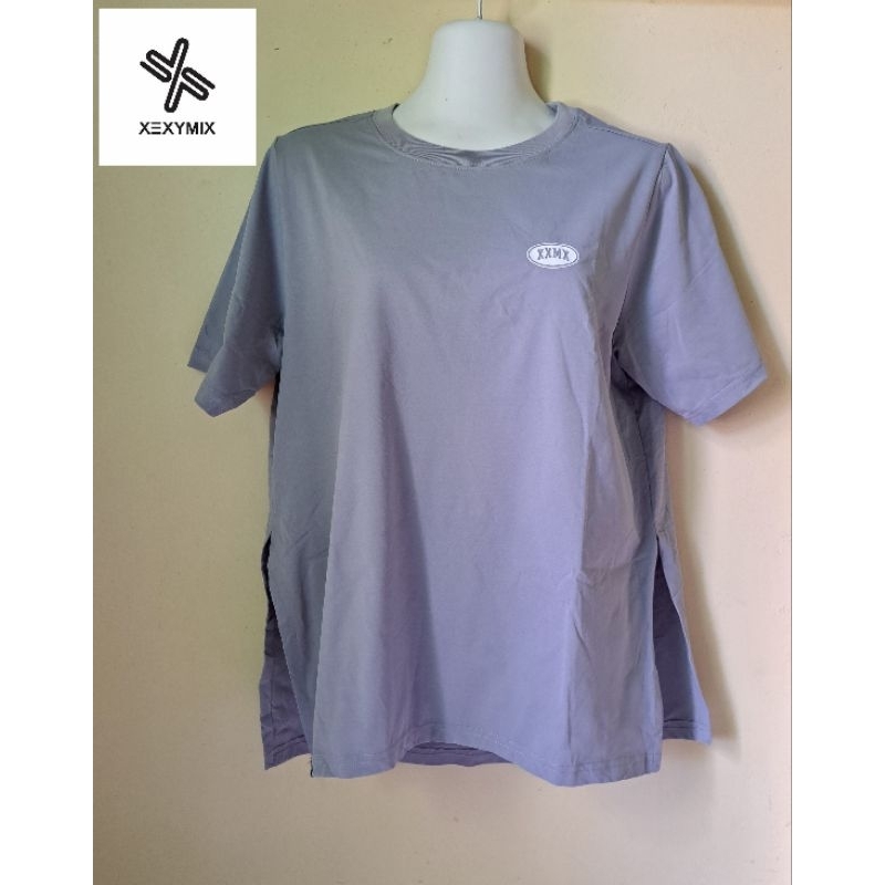 [PRELOVED/THRIFT] XEXYMIX KAOS T-SHIRT ATASAN SPORT OLAHRAGA OVERSIZED WANITA WARNA ABU