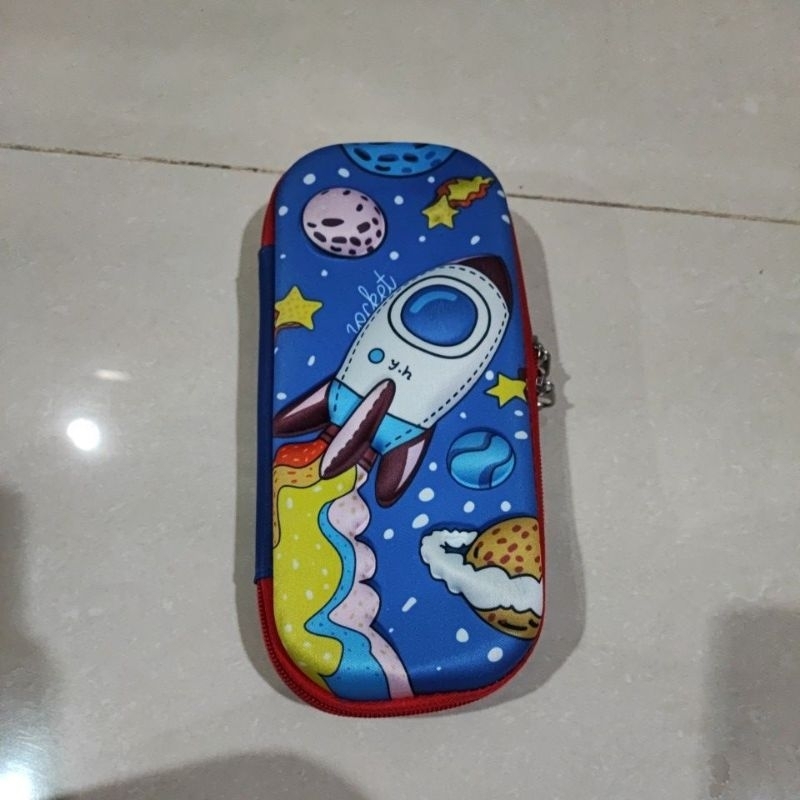 

kotak pensil astronot