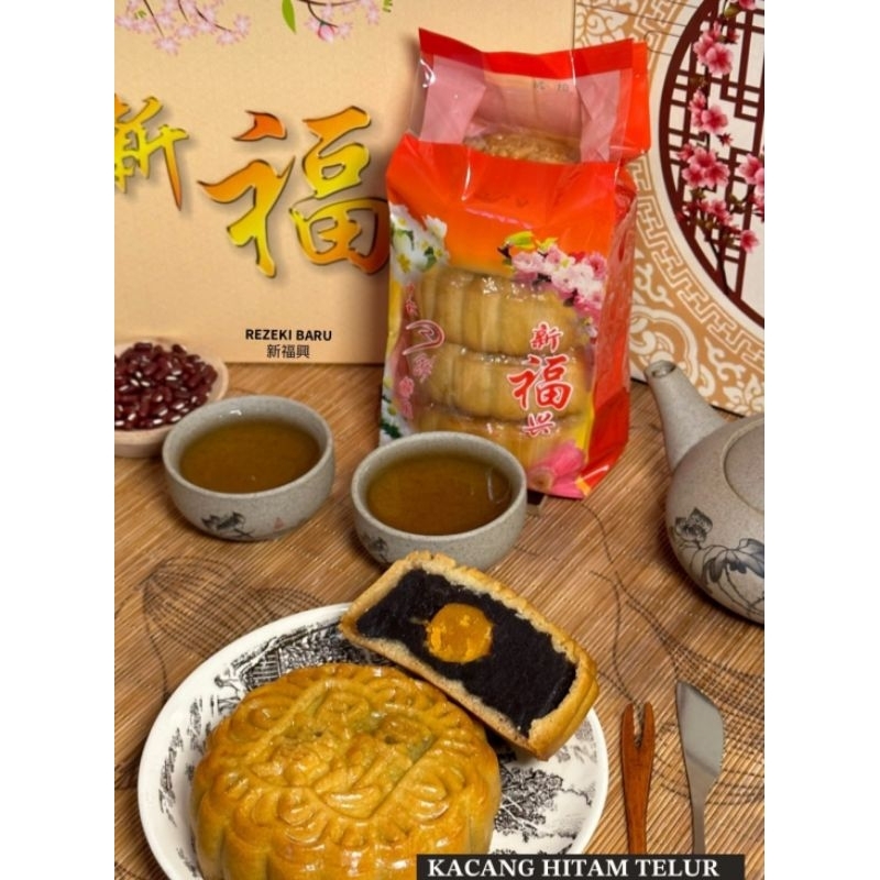 

MOONCAKE KACANG HITAM TELUR ISI 4 PCS / PACK MOON CAKE REZEKI BARU KUE BULAN SIN HOCK HIN TERLARIS ENAK