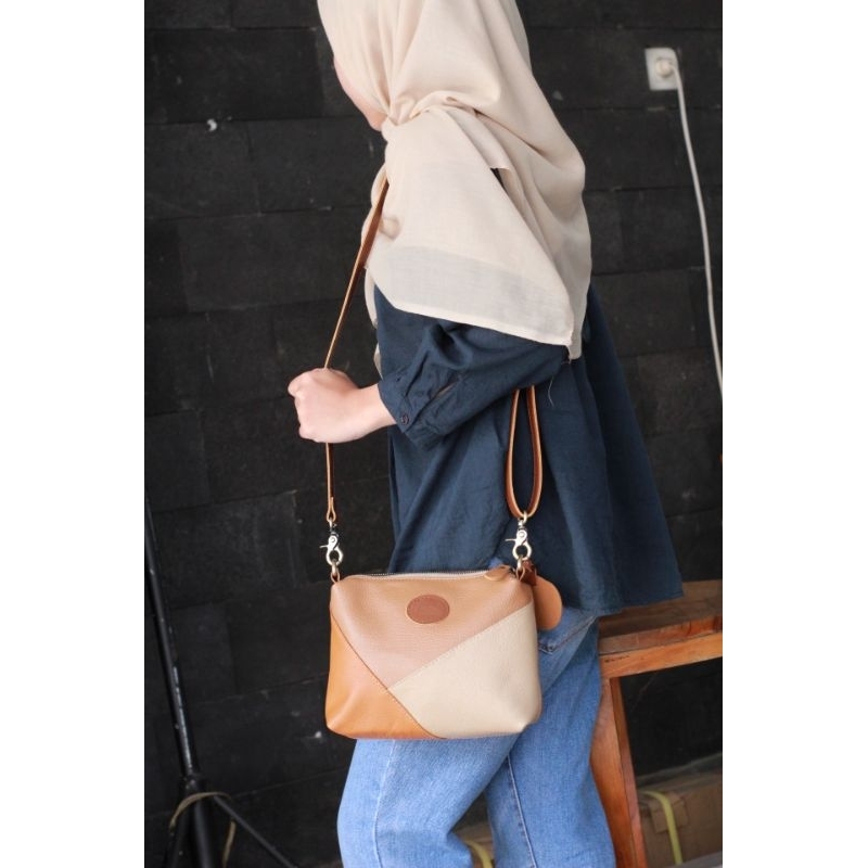 TAS SELEMPANG WANITA "IVORY" KOMBINASI WARNA DAN JAHITAN. ASLI KULIT