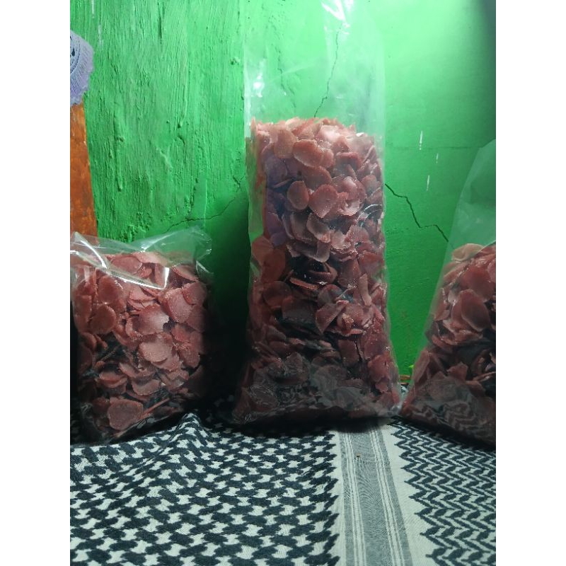 

kerupuk terasi mentah dan udah matang ,lokal di buat masih manu atau teradisional