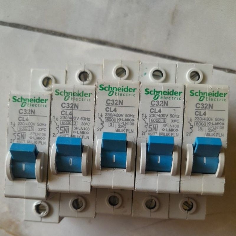 mcb bekas schneider 4a