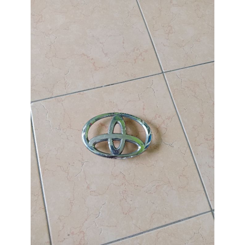 emblem Toyota gril Yaris 2016 bekas original