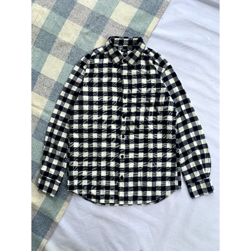 KEMEJA FLANNEL UNIQLO KOTAK-KOTAK PUTIH NAVY