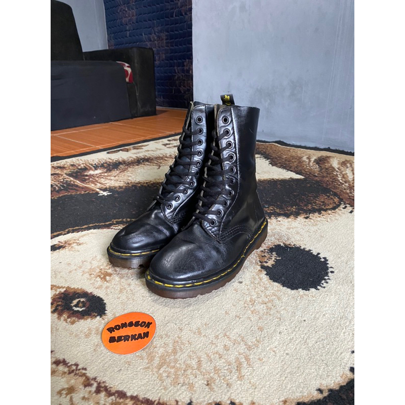 dr martens 1490 black smooth