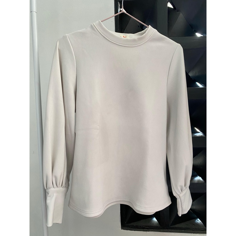 Blouse putih lengan balon