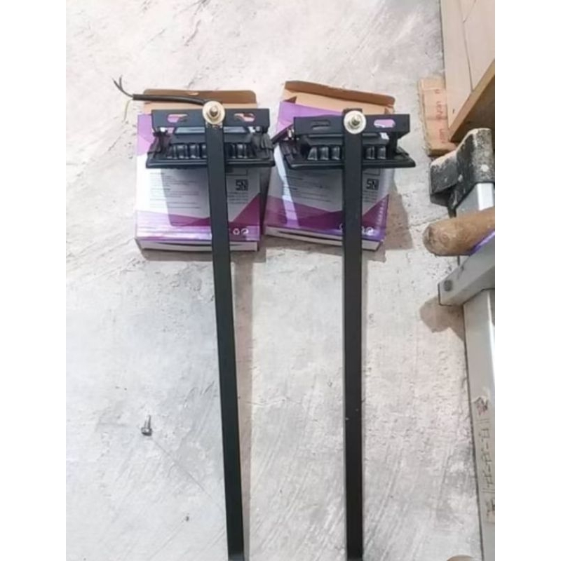 Tiang Lampu Sorot Billboard Spanduk