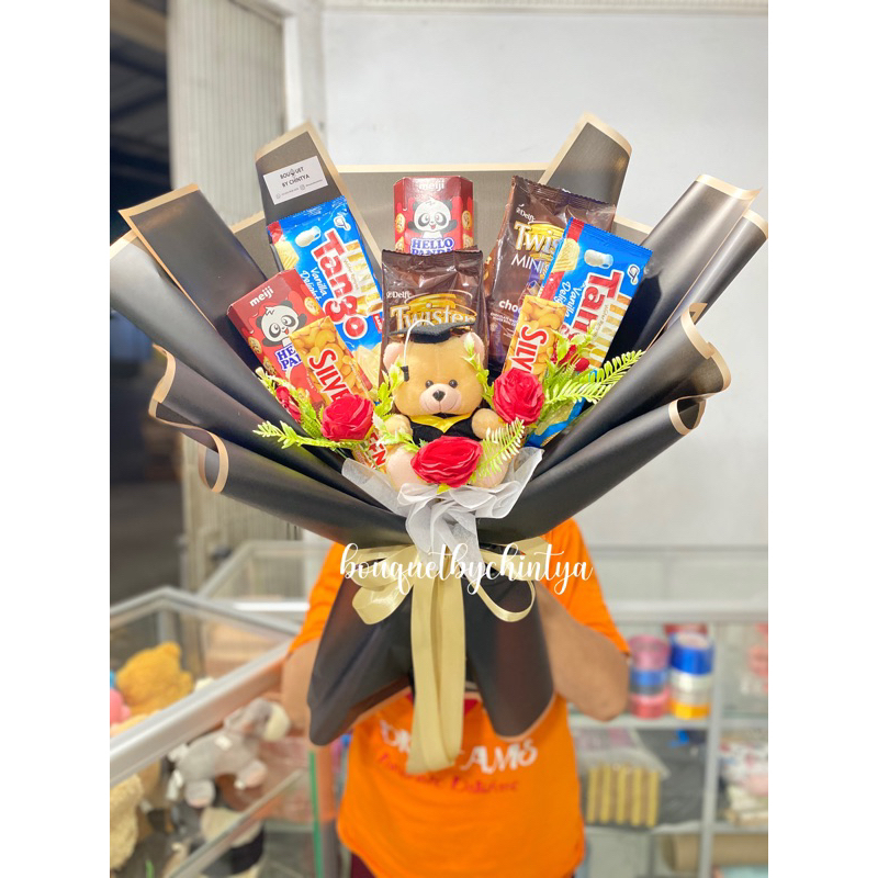 

BUKET SNACK COKLAT SILVERQUEEN / BUKET WISUDA BONEKA / KADO HADIAH ULANG TAHUN SEMPRO