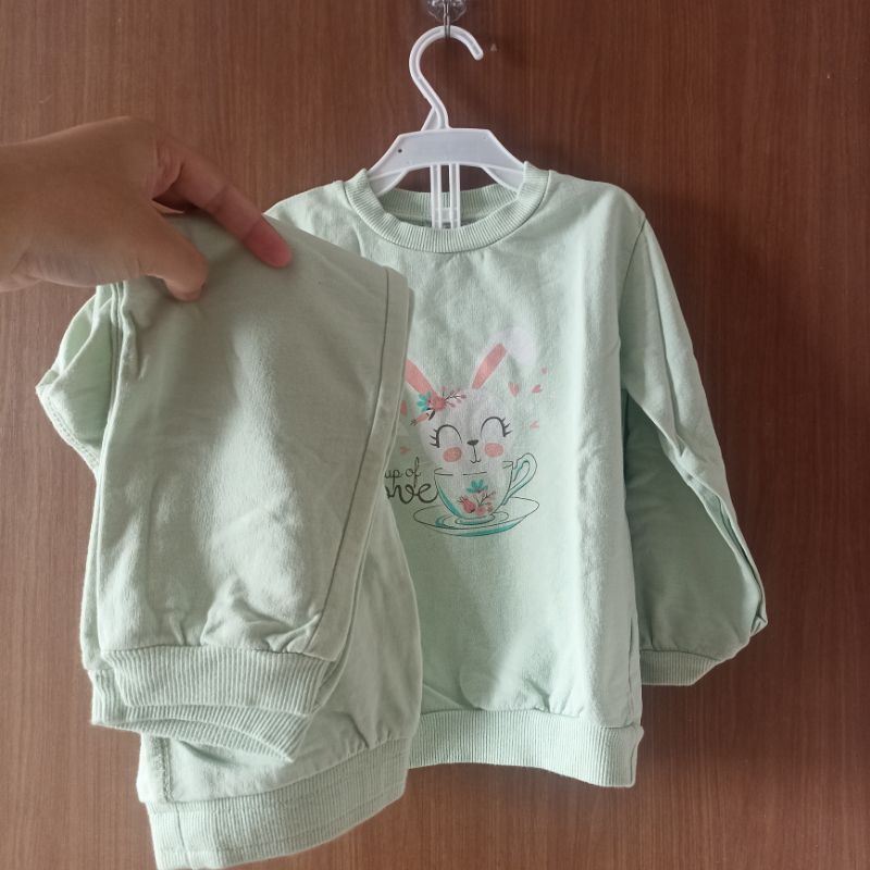 one set anak perempuan 3-4 tahun