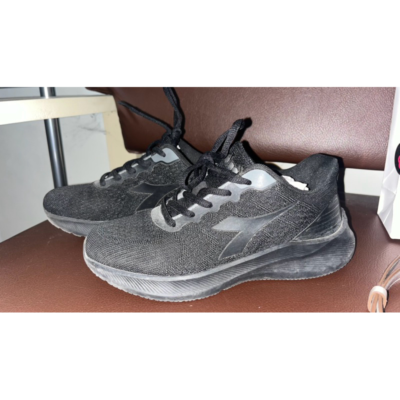 preloved second sepatu running diadora govinda hitam sepatu sekolah bekas