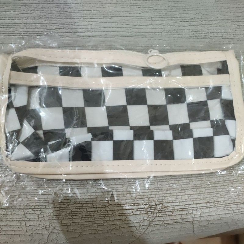 

Tempat pensil motif putih hitam NEW