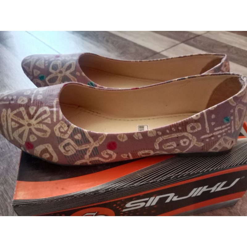 Sepatu Flat Motif Reject