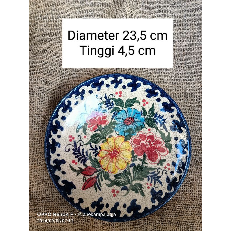 Piring keramik lukis motif bunga untuk dekorasi hiasan dinding sudah di pasang kawat untuk menggantu