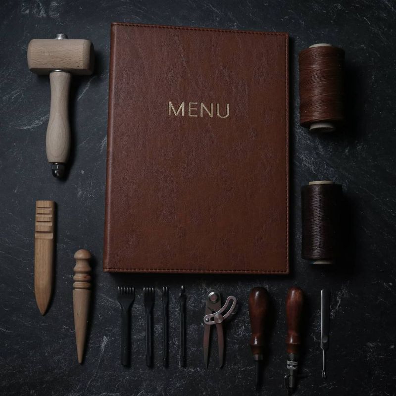 

BUKU MENU RESTORAN BAHAN KULIT MODEL JEPIT BAUT UKURAN A4 ISI PLASTIK 10 LEMBAR