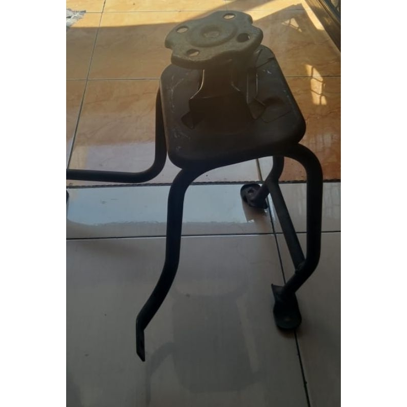 dudukan ban serep nissan terrano