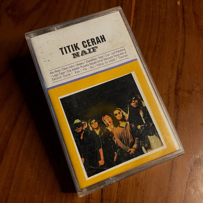 kaset pita naif titik cerah