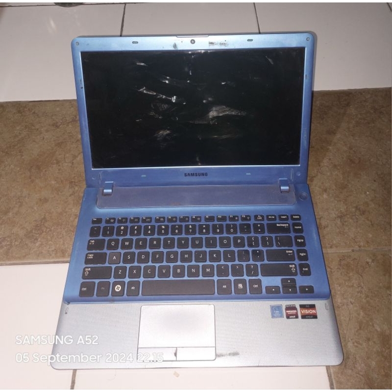 Laptop second Samsung AMD A6 355V DDR3 Kondisi matot