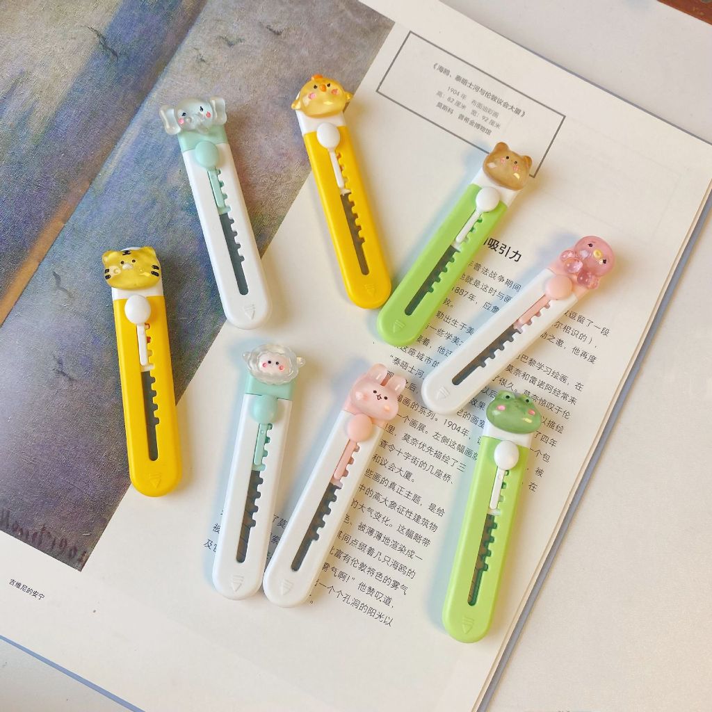 

CUTTER KERTAS PANJANG - PISAU ATK PANJANG - PISAU KERTAS - PISAU MINI PORTABEL KARAKTER MODEL JELLY