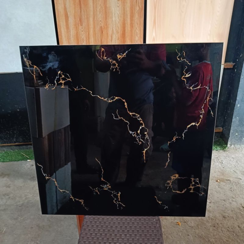 Granit Lantai 60x60 hitam motip gold gavita black arna